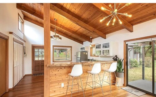 Downtown retreat with hot tub, & beach steps away