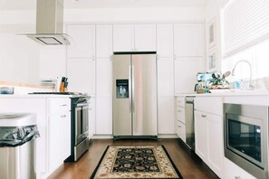 冷蔵庫、電子レンジ、オーブン、コンロ