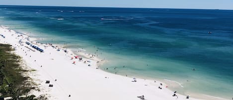 Plage, chaises longues, serviettes de plage