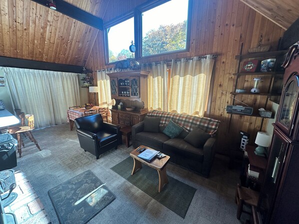 Smart TV, fireplace, stereo