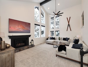 Smart TV, chimenea, videojuegos y libros