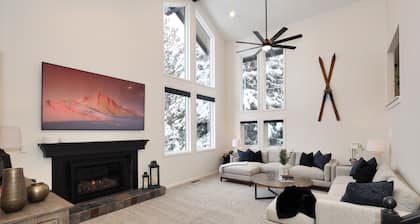 Fully renovated 4bd, 3.5 bath, sleeps 11 Condo (new hot tub, near 4 ski resorts)