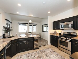Fridge, microwave, oven, stovetop - Fully renovated 4bd, 3.5 bath, sleeps 11 Condo (new hot tub, near 4 ski resorts) (Cottonwood Heights)
