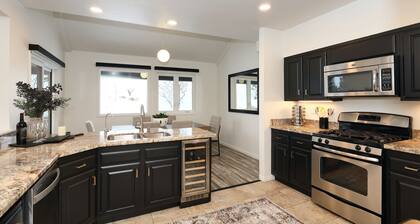Fully renovated 4bd, 3.5 bath, sleeps 11 Condo (new hot tub, near 4 ski resorts)