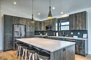 ثلاجة، ميكروويف، فرن، موقد طهي مسطح