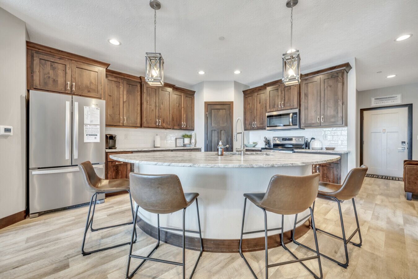 Microondas, horno, lavavajillas y cafetera o tetera