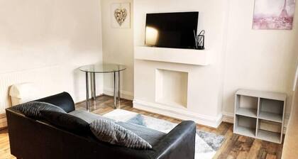 Beautiful 2bed apartment - transport & parking AVL