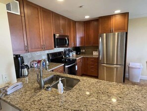 Kjøleskap, mikrobølgeovn, kokeplater og oppvaskmaskin