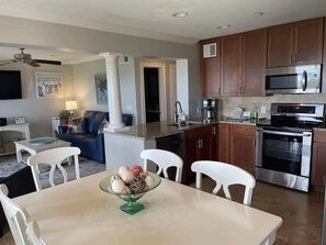 Kjøleskap, mikrobølgeovn, kokeplater og oppvaskmaskin