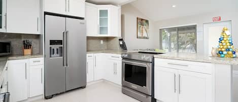Frigorifero, microonde, forno, piano cottura