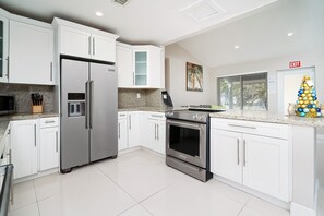 冷蔵庫、電子レンジ、オーブン、コンロ