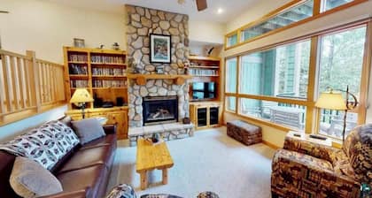 Superior Sanctuary on Lake Superior. Just 6 mi from Lutsen Mountain ski resort!