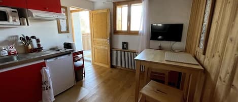 Fridge, microwave, stovetop, coffee/tea maker