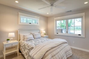 3 bedrooms, desk, iron/ironing board, travel crib - Flora Vina - Country Home with Vineyard Views (Healdsburg)