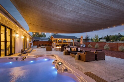 Flora Vina - Country Home with Vineyard Views