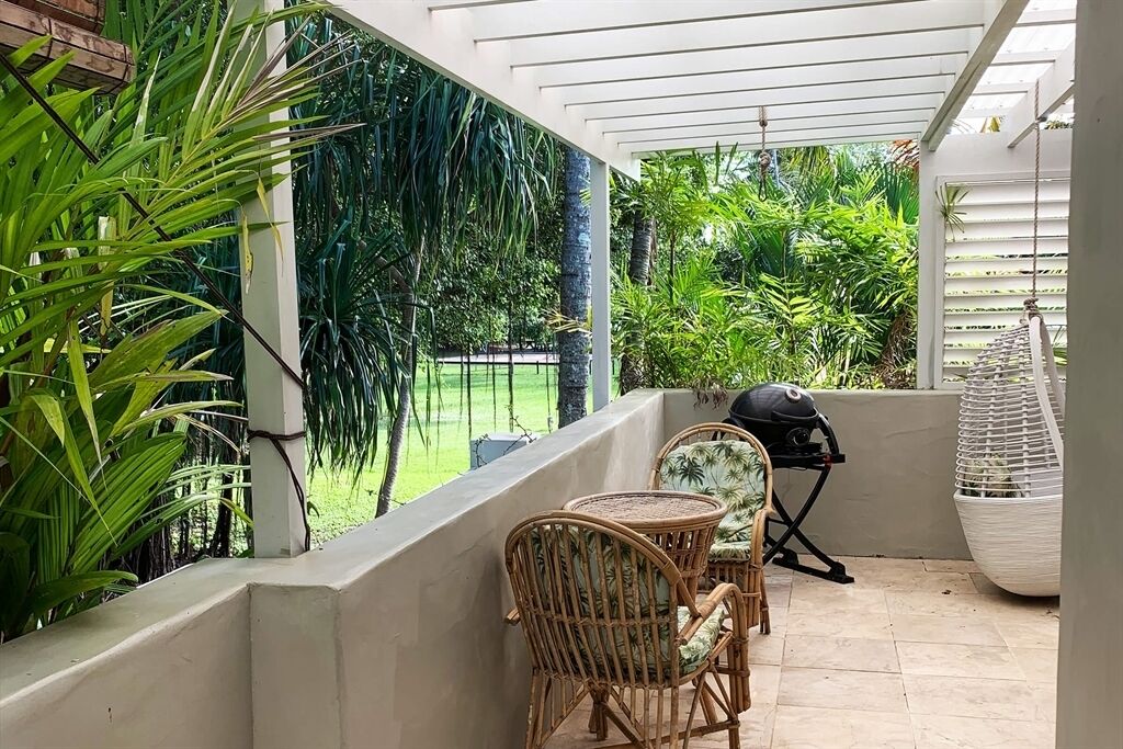 Stylish Beachside Apartment on Park