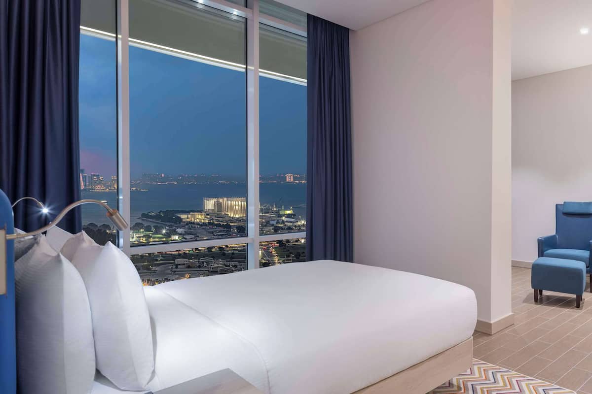 Caja de seguridad en la habitación y escritorio