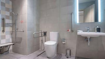 Ein modernes Badezimmer mit Toilette, Waschbecken und Dusche.