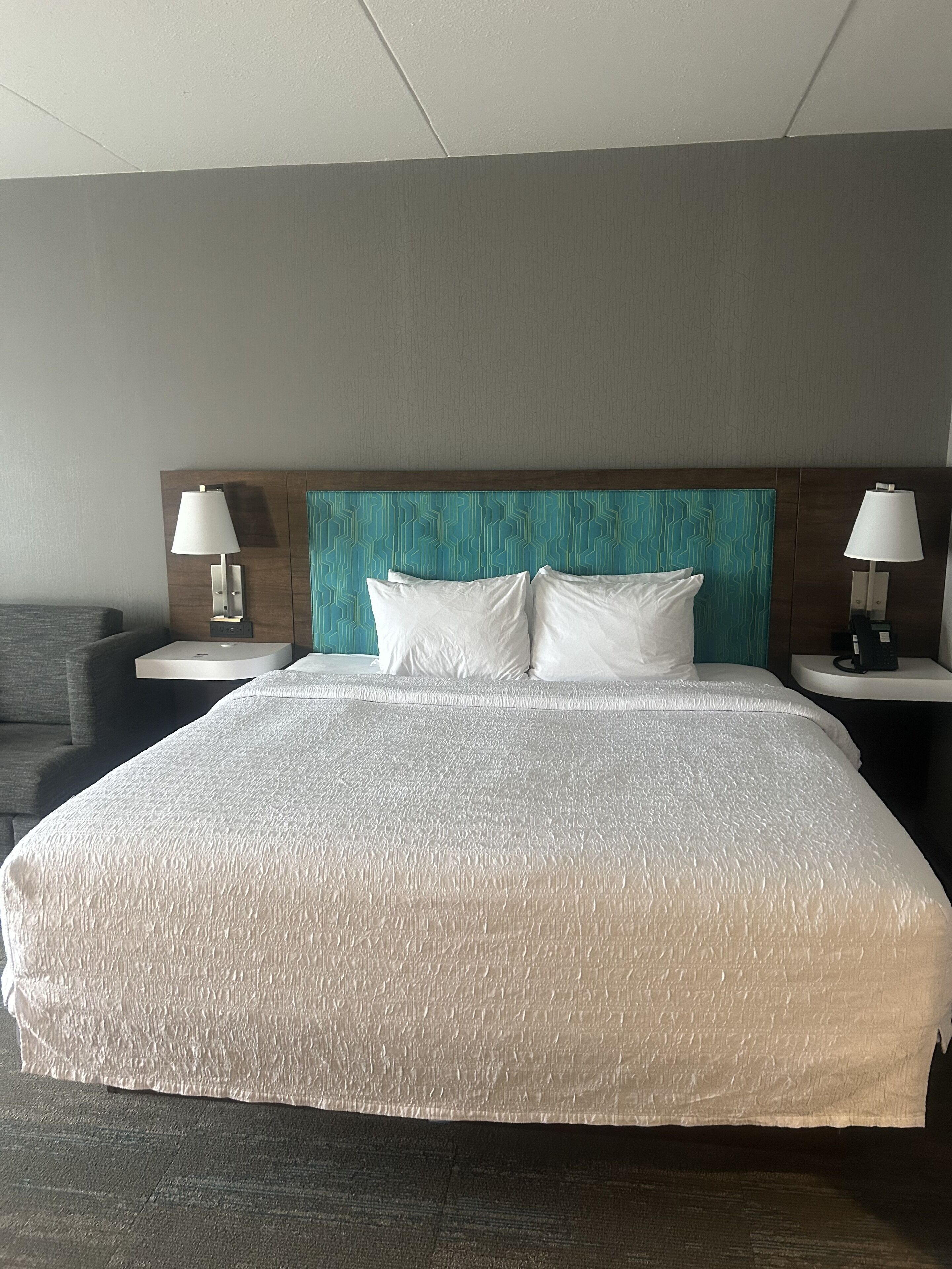 Zimmer, 1 King-Bett, Kühlschrank und Mikrowelle | Zimmersafe, Verdunkelungsvorhänge, Bügeleisen/Bügelbrett