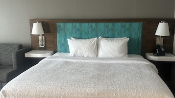 Zimmer, 1 King-Bett, Kühlschrank und Mikrowelle | Zimmersafe, Verdunkelungsvorhänge, Bügeleisen/Bügelbrett