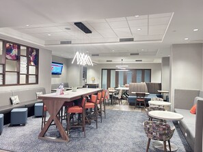 Free daily buffet breakfast - Hampton Inn by Hilton Kingston (Kingston)