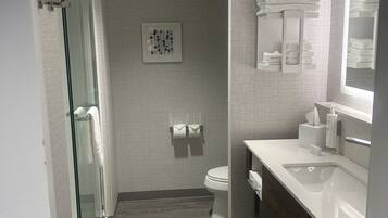Room, 1 King Bed, Non Smoking, Refrigerator & Microwave | Bathroom