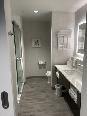 Room, 1 King Bed, Non Smoking, Refrigerator & Microwave | Bathroom | Shower, hair dryer, towels - Hampton Inn by Hilton Kingston (Kingston)