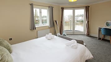 4 bedrooms, desk, iron/ironing board, WiFi