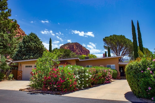The Starlite Lounge  Heart of Sedona Views! Hiking! Views!