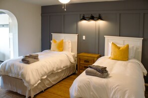 3 bedrooms, WiFi, bed sheets - The Starlite Lounge  Heart of Sedona Views! Hiking! Views! (Sedona)