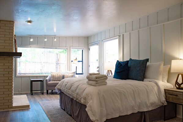 3 bedrooms, WiFi, bed sheets - The Starlite Lounge  Heart of Sedona Views! Hiking! Views! (Sedona)