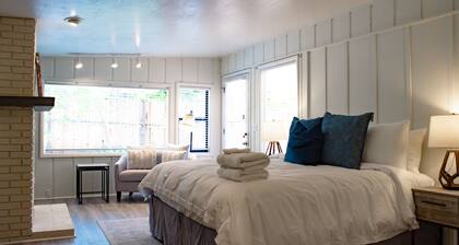 The Starlite Lounge Heart of Sedona Views! Hiking! Views!