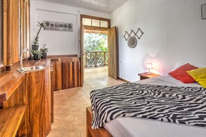 4 bedrooms, desk, travel cot, free WiFi - 5 min walk to town/beach Quaint 4 BR Eco Lodge (Puerto Viejo de Talamanca)