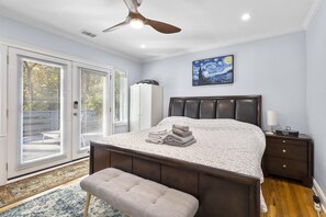 3 bedrooms, in-room safe, iron/ironing board, travel cot - Cheerful , fully renovated home , close to everything (Atlanta)