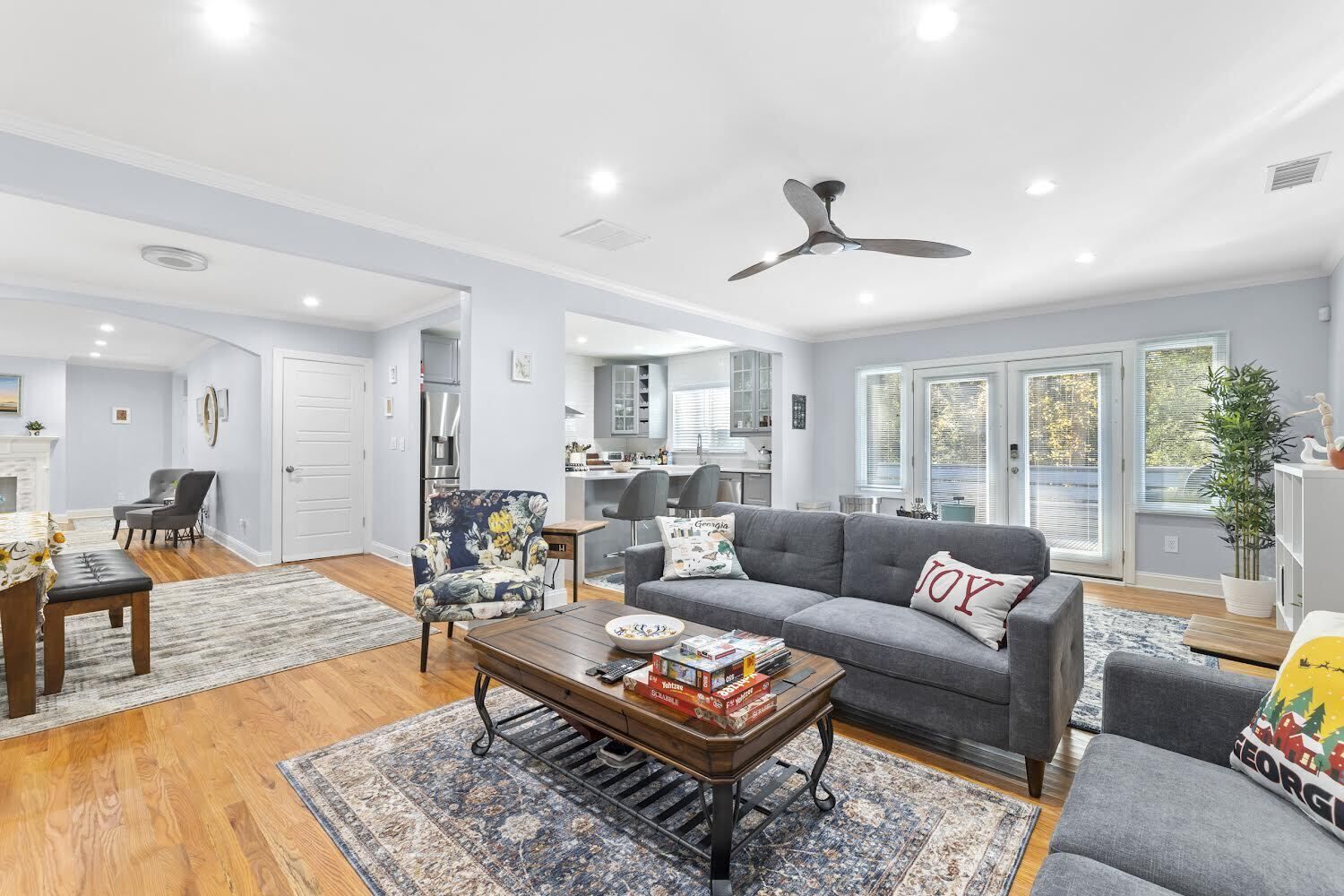 TV connectée, livres, chaîne hi-fi