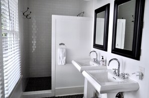 Duschwanne, Haartrockner, Handtücher, Toilettenpapier