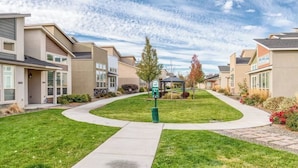 Zona residencial con casas modernas, un camino central y un pabellón.