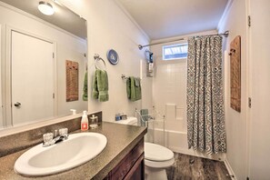Kostenlose Toilettenartikel, Haartrockner, Handtücher
