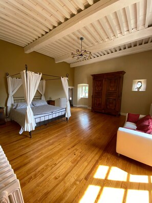 6 bedrooms, iron/ironing board, free WiFi, bed sheets