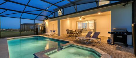 Een buitenzwembad en een verwarmd zwembad