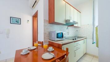 Studio (Superior Studio Apartment with Terrac) | Private kitchen
