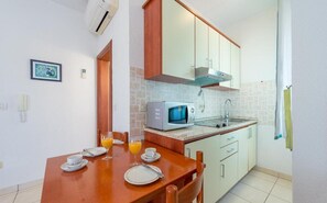 Studio (Superior Studio Apartment with Terrac) | Privékeuken | Een koelkast