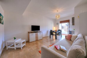 Familienapartment, Mehrere Schlafzimmer (Sicilian Charm close to Taormina) | Wohnbereich | 21-Zoll-Fernseher mit Digitalempfang