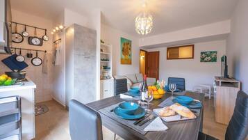 Fridge, oven, stovetop, coffee/tea maker