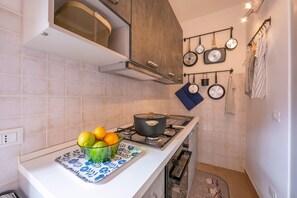 ファミリー アパートメント ベッドルーム (複数) (Sicilian Charm close to Taormina) | 専用キッチン | 冷蔵庫、オーブン、コンロ、コーヒー / ティーメーカー