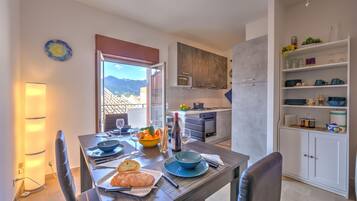 Family Apartment, Multiple Bedrooms (Sicilian Charm close to Taormina) | Tempat makan
