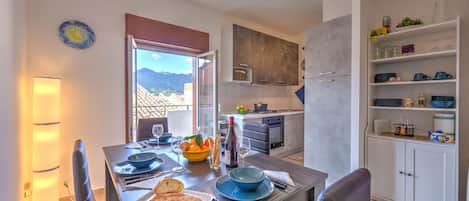 Perhehuoneisto, 2 makuuhuonetta, parveke (Sicilian Charm close to Taormina) | Ruokailu
