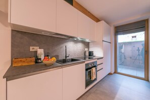 Family Studio, Microwave (Menina) | Private kitchen | Stovetop, espresso maker, electric kettle, dining tables - Menina (Livigno)