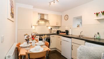 Cottage | Cucina privata | Frigorifero, lavastoviglie, bollitore elettrico, tostapane