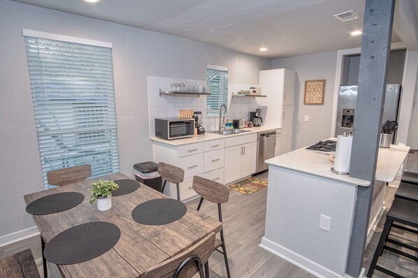 Maison (4 Bedrooms) | Cuisine privée | Micro-ondes, four, plaque de cuisson